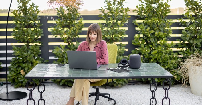 Frau arbeitet im Garten | Credit: iStock.com/RossHelen