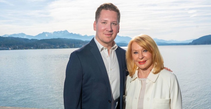 Clemens Trischler und Gerda Rogers vor dem Wörthersee.