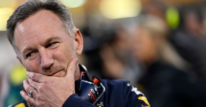 Christian Horner am Rande des Rennens in Bahrain. Er greift sich ins Gesicht, an seiner Hand ein Ehering.