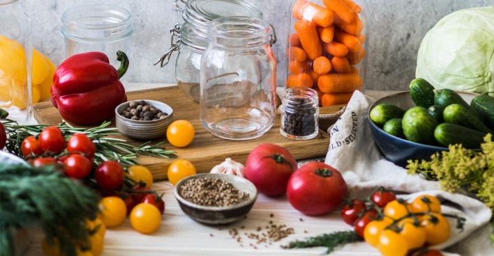 Gläser mit fermentierten Gemüse