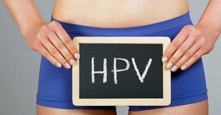 Frau hält Schild mit der Aufschrift "HPV"