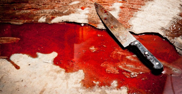 Ein Messer, das in einer Blutlache liegt