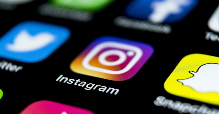 Die Logos der Social Media-Plattformen auf einem Handy-Display