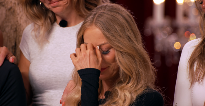 Jenny Elvers bei "The 50" mit offenen blonden Haaren.