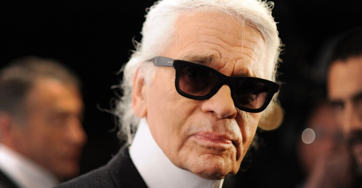 Karl Lagerfeld mit einer Sonnenbrille.