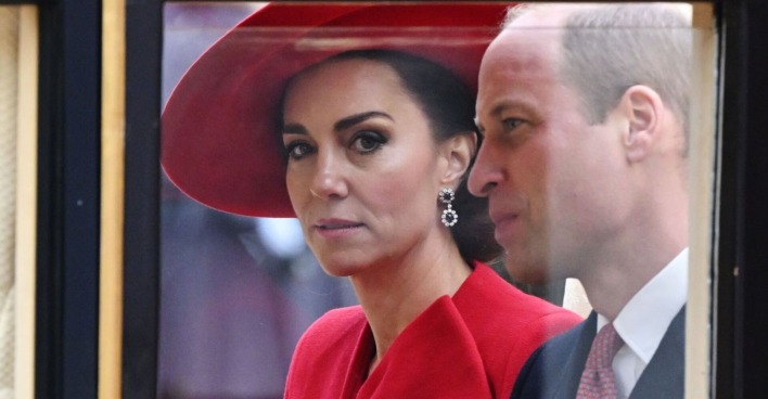 Prinzessin Kate mit rotem Hut und Prinz William in einer Kutsche