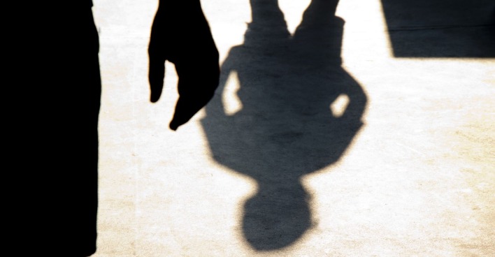 Die Schatten von einem Mann und einem Kind.