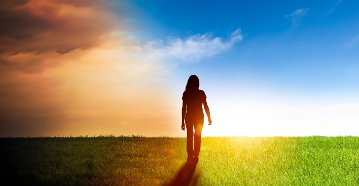 Frau steht auf einer Wiese | Credit: iStock.com/by-studio