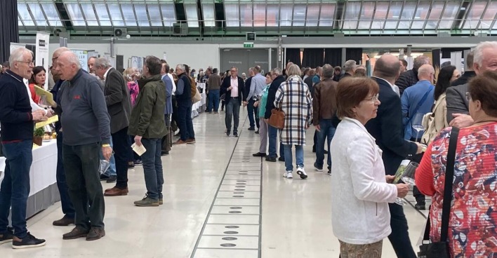 Im Linzer Design Center: Zahlreiche Menschen verkosten Weine aus dem Weinviertel. In kleinen Gruppen diskutieren sie auch über die Qualität der Weine.