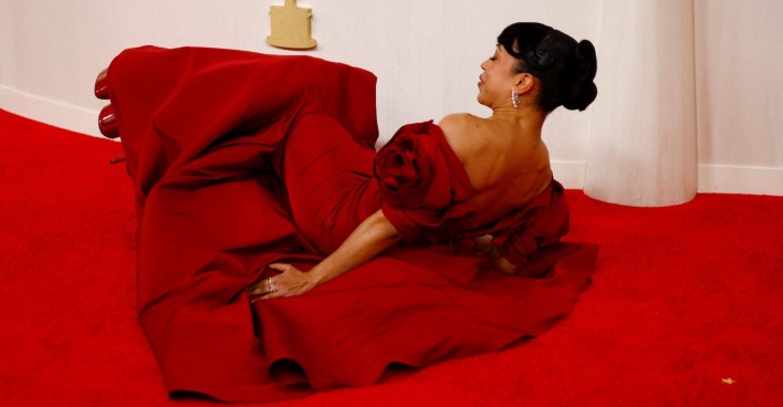 Schauspielerin Liza Koshy am Boden liegend bei den Oscars 2024.