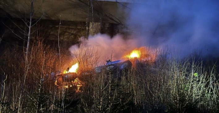 Der brennende Lkw nach dem Sturz.