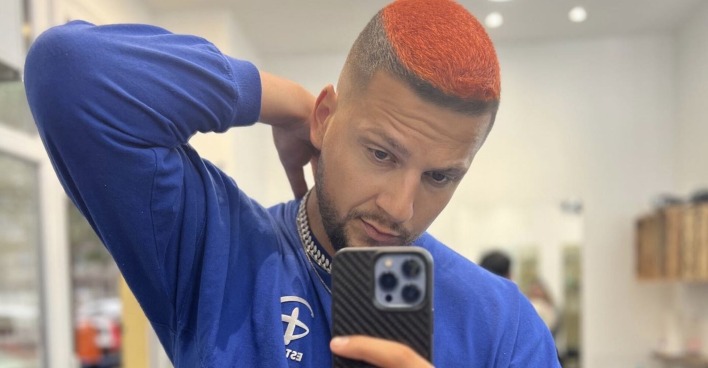 Der Rapper Martin Wenzel mit gefärbten Haaren.