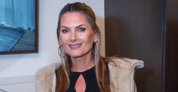 Martina Kaiser mit großen Ohrringen und halb geschlossenen blonden Haaren.