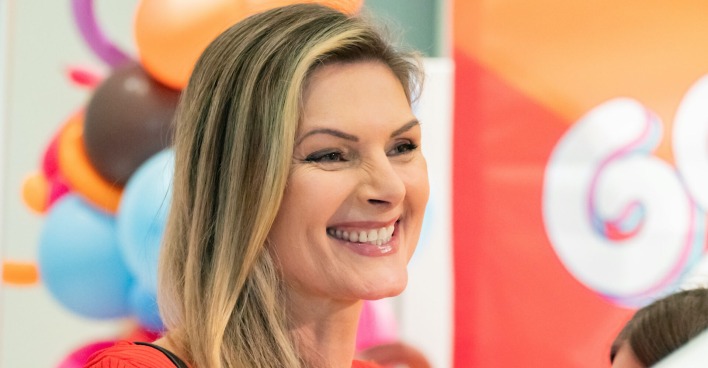 Martina Kaiser mit offenen blonden Haaren bei einem Event.