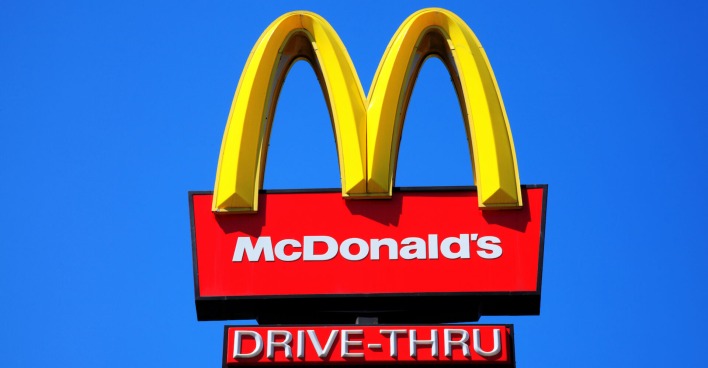 McDonald's Zeichen mit Drive Through-Schild (im Deutschen Drive-In)
