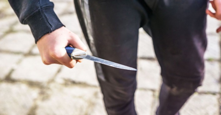 Ein Jugendlicher mit einem Messer in der Hand.