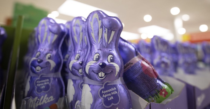 Milka-Schokohasen in einem Supermarktregal.