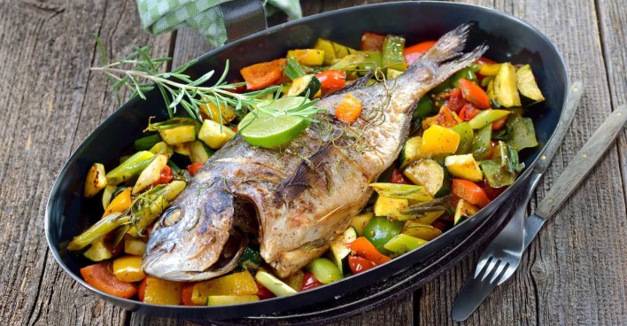 Fisch in einer Gemüsepfanne.