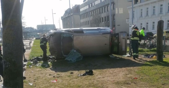 Einsatzkräfte und das verunfallte Auto am Hundepark-Liesingerplatz