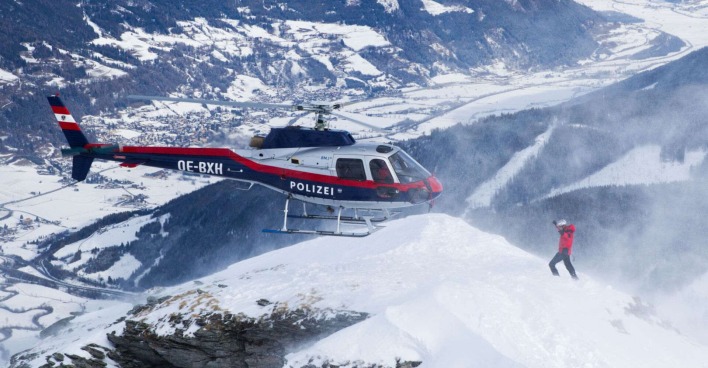 Polizeihubschrauber im Einsatz auf dem Berg.