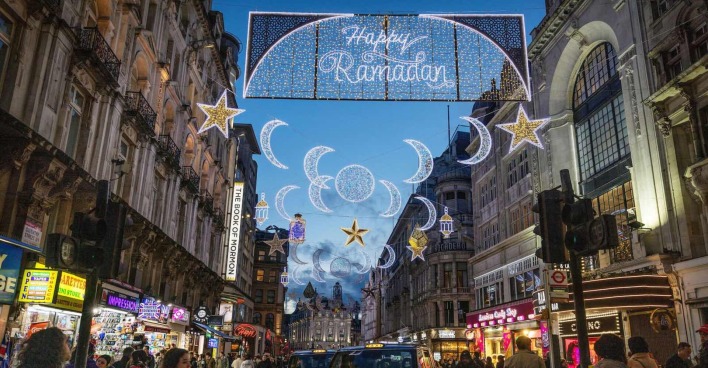 Ramadan-Beleuchtung mit Halbmonden in London.