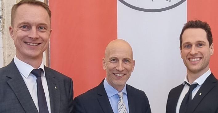 Bernhard Prechtl, Geschäftsführer Produktion von Resch&amp;Frisch, Arbeitsminister Martin Kocher und der der Lehrlingskoordinator von Resch&amp;Frisch Philipp Brandner freuen sich über die Auszeichnung.