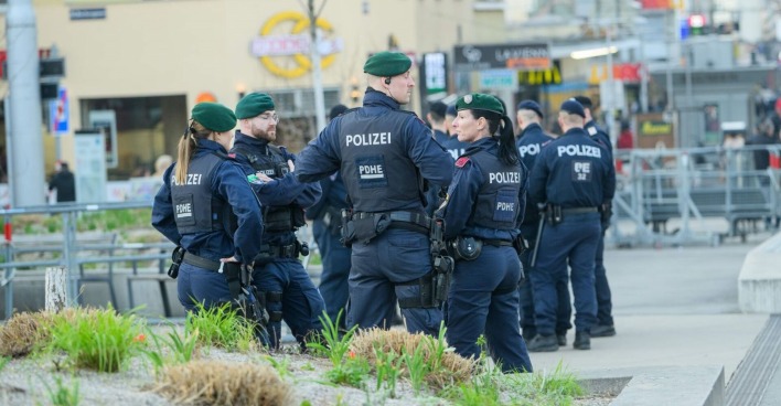 Mehrere Polizisten bei einer Schwerpunktaktion am Reumannplatz