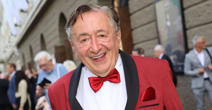 Richard Lugner in einem roten Sakko und einer roten Fliege.