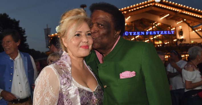 Roberto Blanco mit seiner Frau Luzandra beim Oktoberfest.