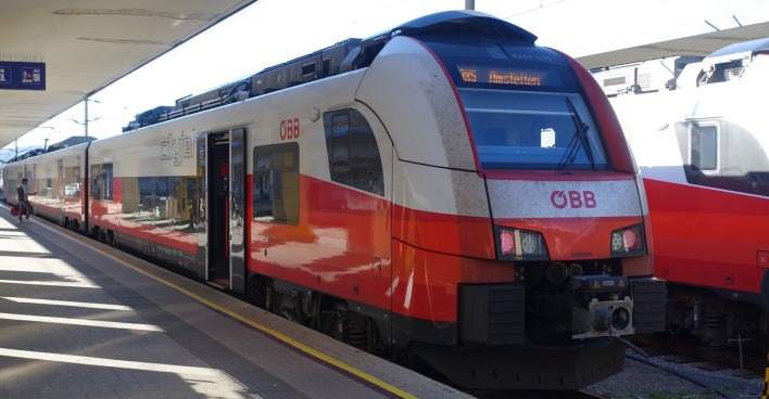 Eine ÖBB-Garnitur in einem Bahnhof.