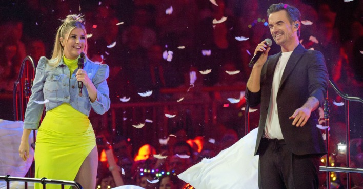 Beatrice Egli und Florian Silbereisen neben einem Bett auf der Bühne.