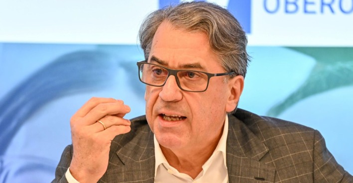 Stefan Pierer bei einer Pressekonferenz im Porträt, er spricht und gestikuliert.