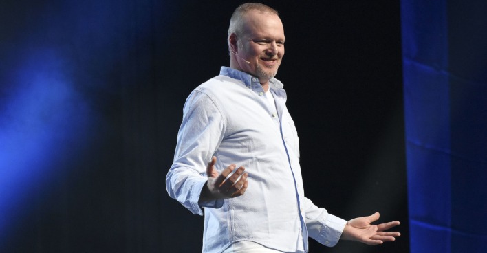 Stefan Raab auf der Bühne mit einem hellblauen Hemd.