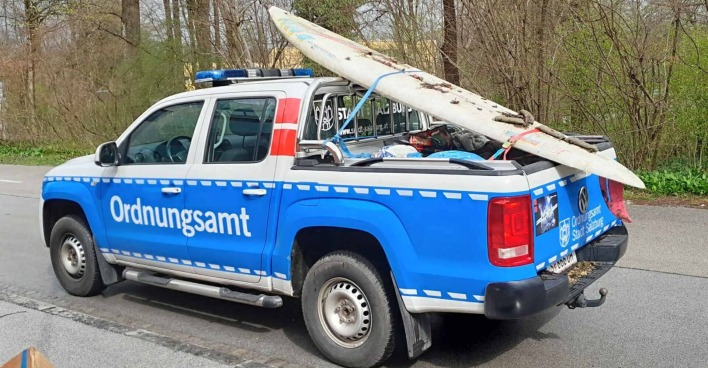 Die Müllbusters haben beim Aufräumen in der Stadt Salzburg ein Surfbrett gefunden.