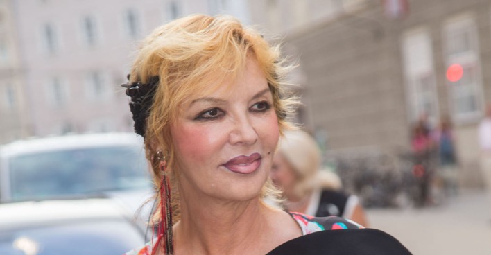 Thea Gottschalk mit kurzen kupfer Haaren und Haarschmuck.
