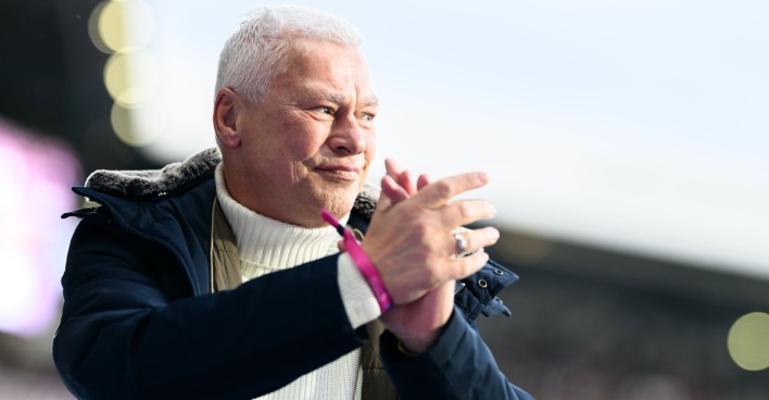 Toni Polster mit einem weißen Rollkragenpullover.