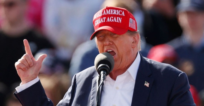 Donald Trump mit "Make America Great Again"-Mütze,  hält eine Rede. Er wirkt aufgebracht.