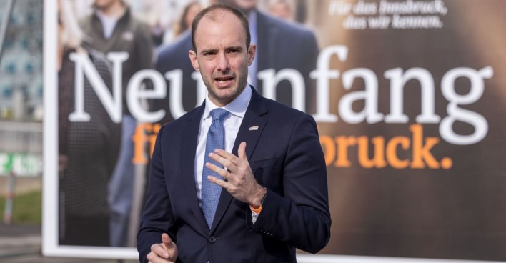 Florian Tursky präsentiert das Wahlplakat seiner Tiroler Liste "das neue Innsbruck"