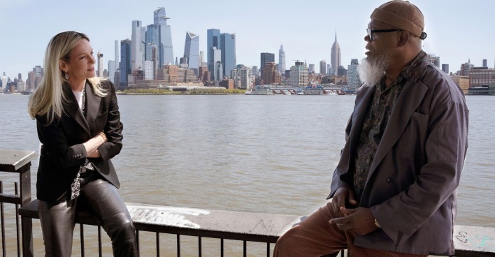 Uma Thurman und Samuel L. Jackson sitzen vor der Skyline Manhattans