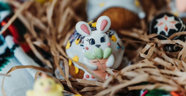 Blick in ein Osternest mit kleinem Hasen aus Zuckerguss