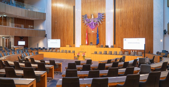 Der Plenarsaal des österreichischen Parlaments, leerstehend.