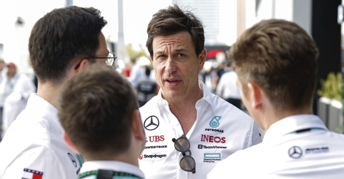 Mercedes-Teamchef Toto Wolff im Gespräch mit seinen Mitarbeitern
