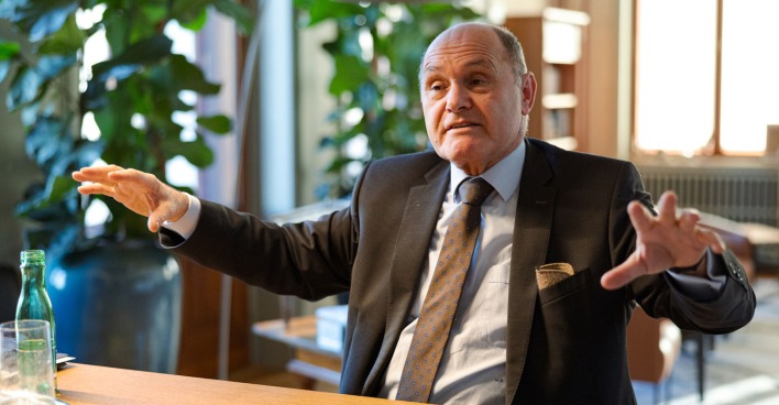 Wolfgang Sobotka im Gespräch in seinem Büro. Er hat die Hände ausgebreitet und gestikuliert während er spricht