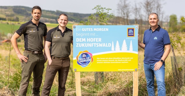 Hofer pflanzt Bäume