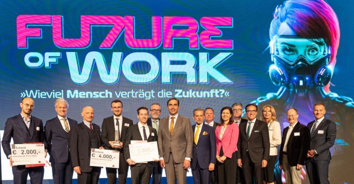 Gruppenbild auf der Bühne, aufgereiht