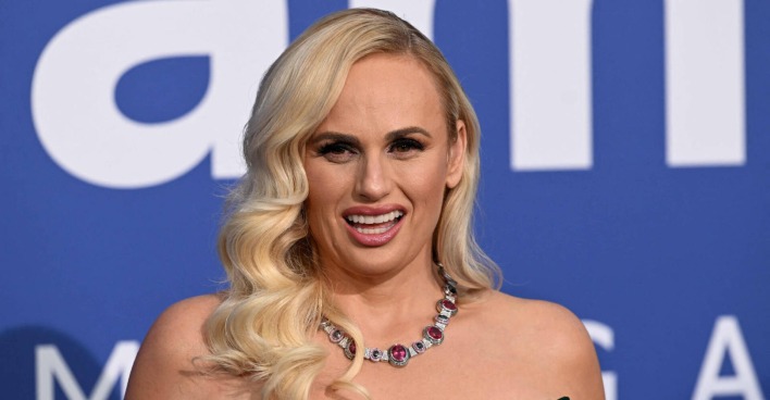 Rebel Wilson auf dem roten Teppich.