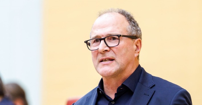 Alexander Hold am Rednerpult im bayerischen Landtag