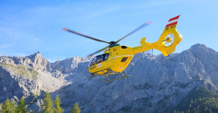 Der gelbe ÖAMTC Rettungshubschrauber im Einsatz.
