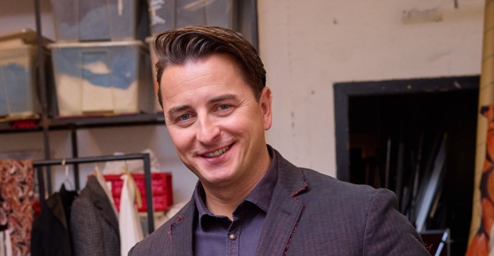 Andreas Gabalier in einem Anzug.