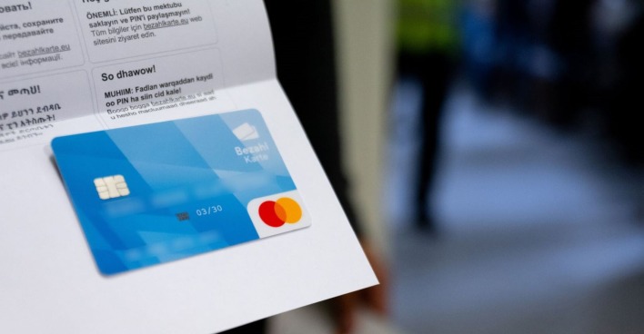 Die Bezahlkarte sieht wie eine normale EC- bzw. Bankomatkarte aus